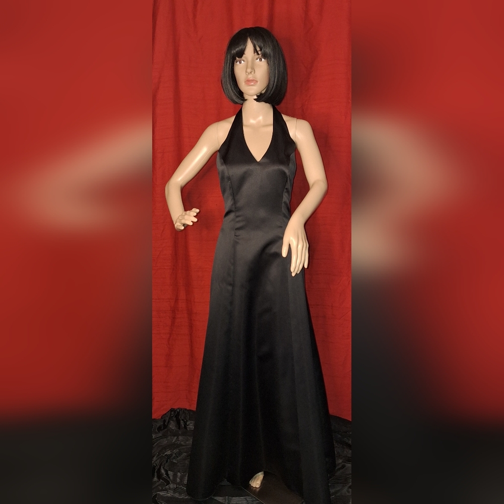 - URBAN GIRL NITES/ SIZE Juniors Size 7/8 / BLACK HALTER STYLE MAXI EVENING GOWN